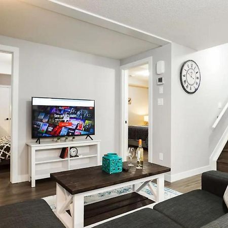 Modern Executive Suite I Complimentary Netflix & Parking! إيدمونتون المظهر الخارجي الصورة