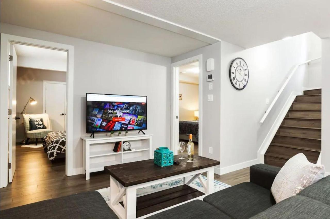 Modern Executive Suite I Complimentary Netflix & Parking! إيدمونتون المظهر الخارجي الصورة