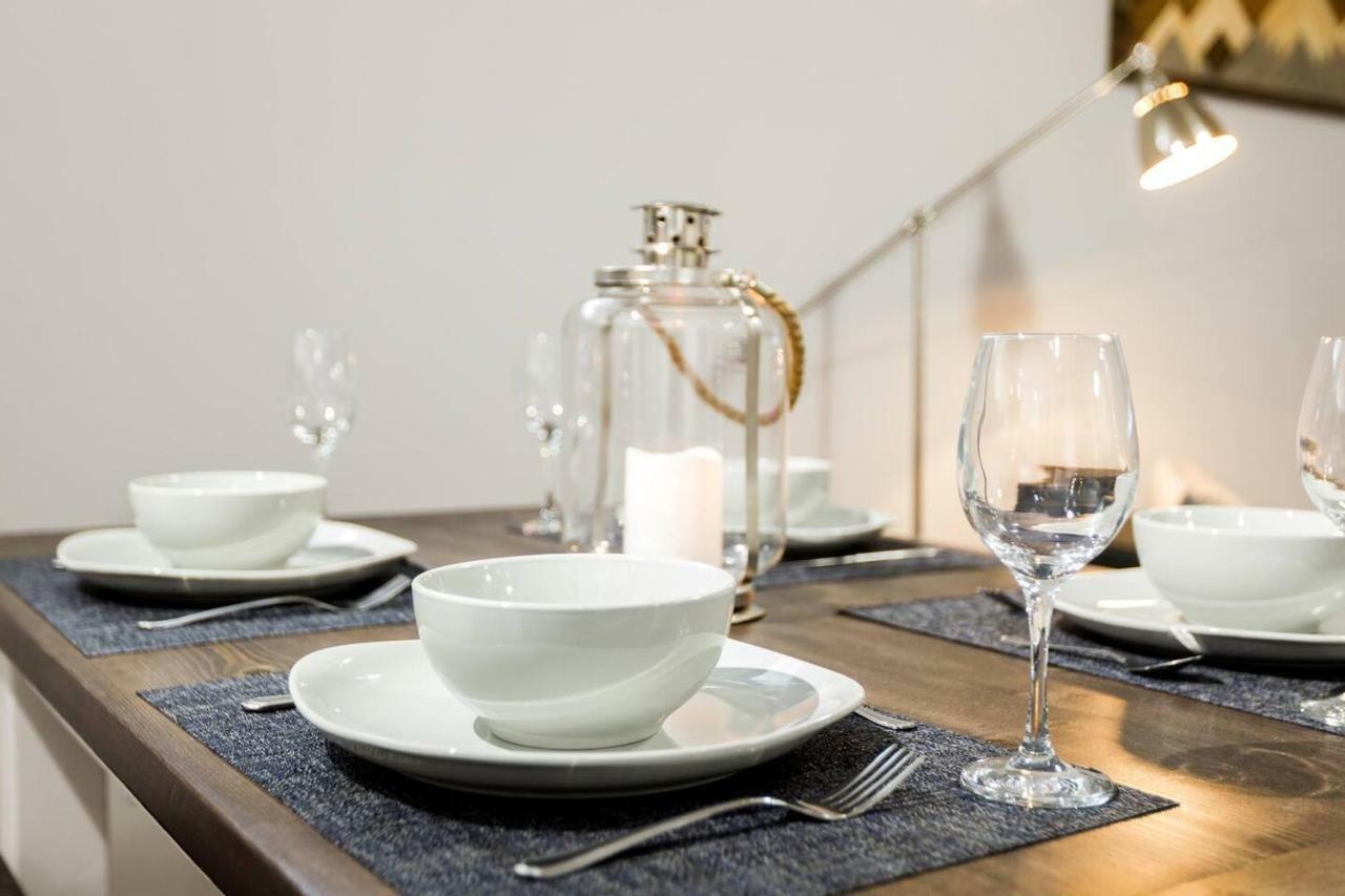 Modern Executive Suite I Complimentary Netflix & Parking! إيدمونتون المظهر الخارجي الصورة