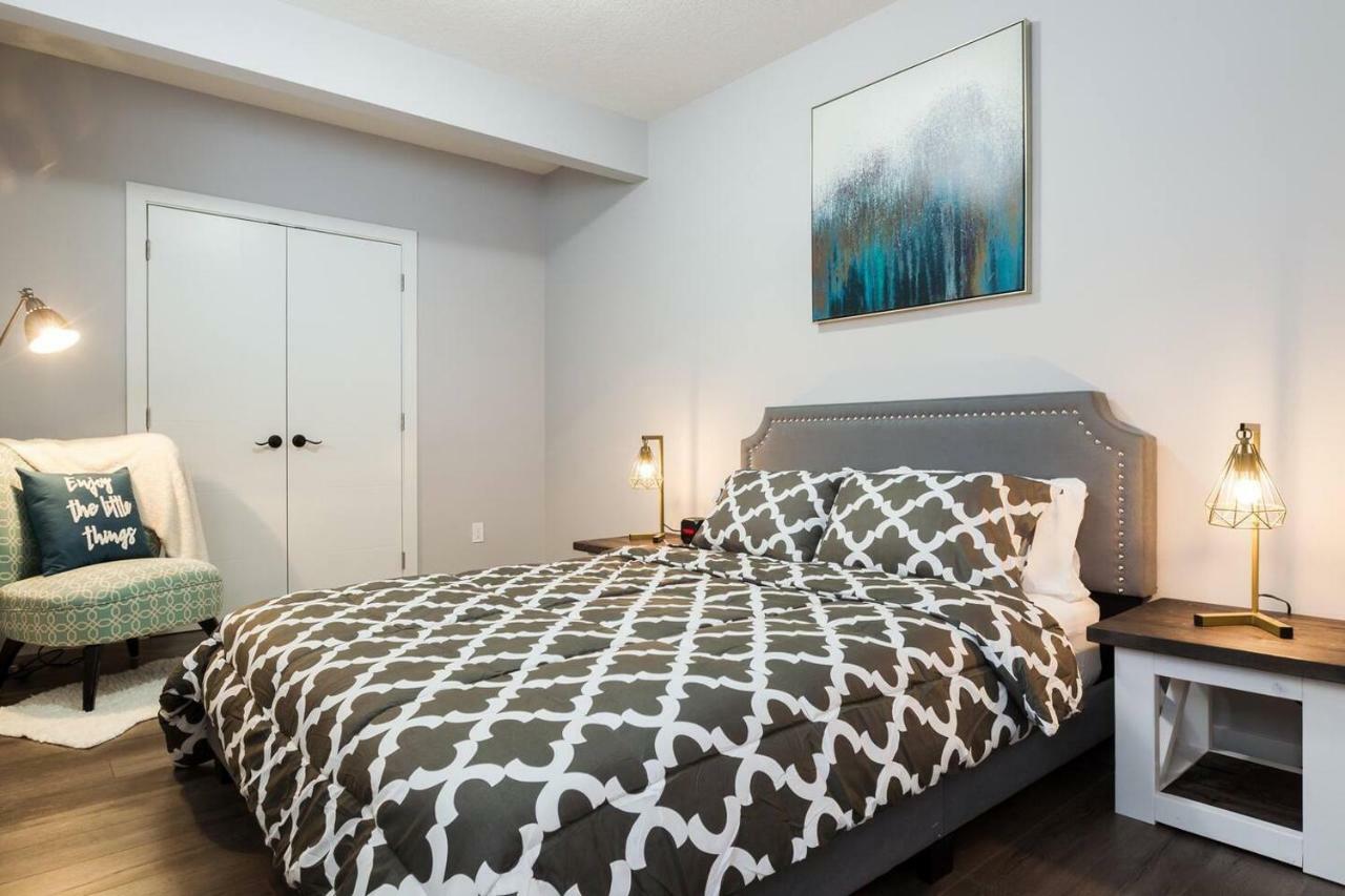 Modern Executive Suite I Complimentary Netflix & Parking! إيدمونتون المظهر الخارجي الصورة