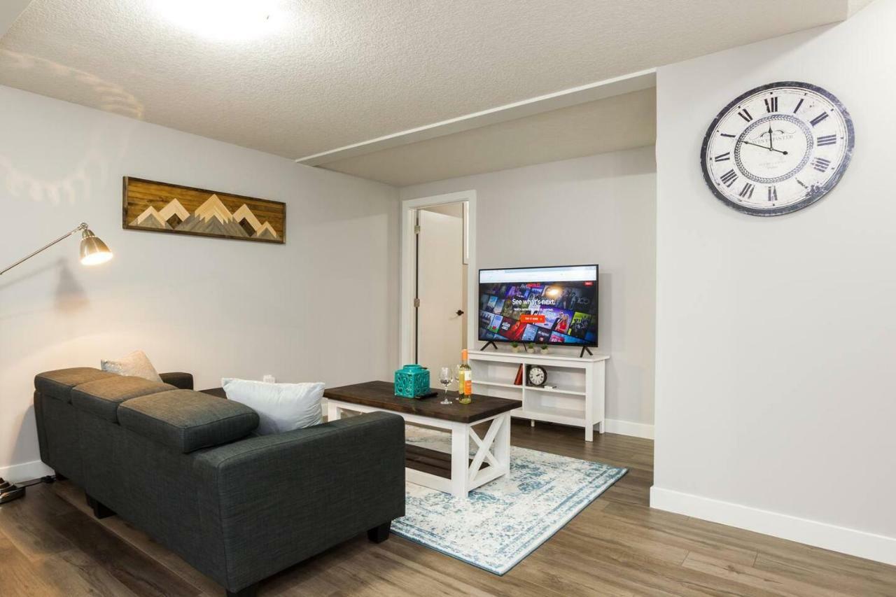 Modern Executive Suite I Complimentary Netflix & Parking! إيدمونتون المظهر الخارجي الصورة
