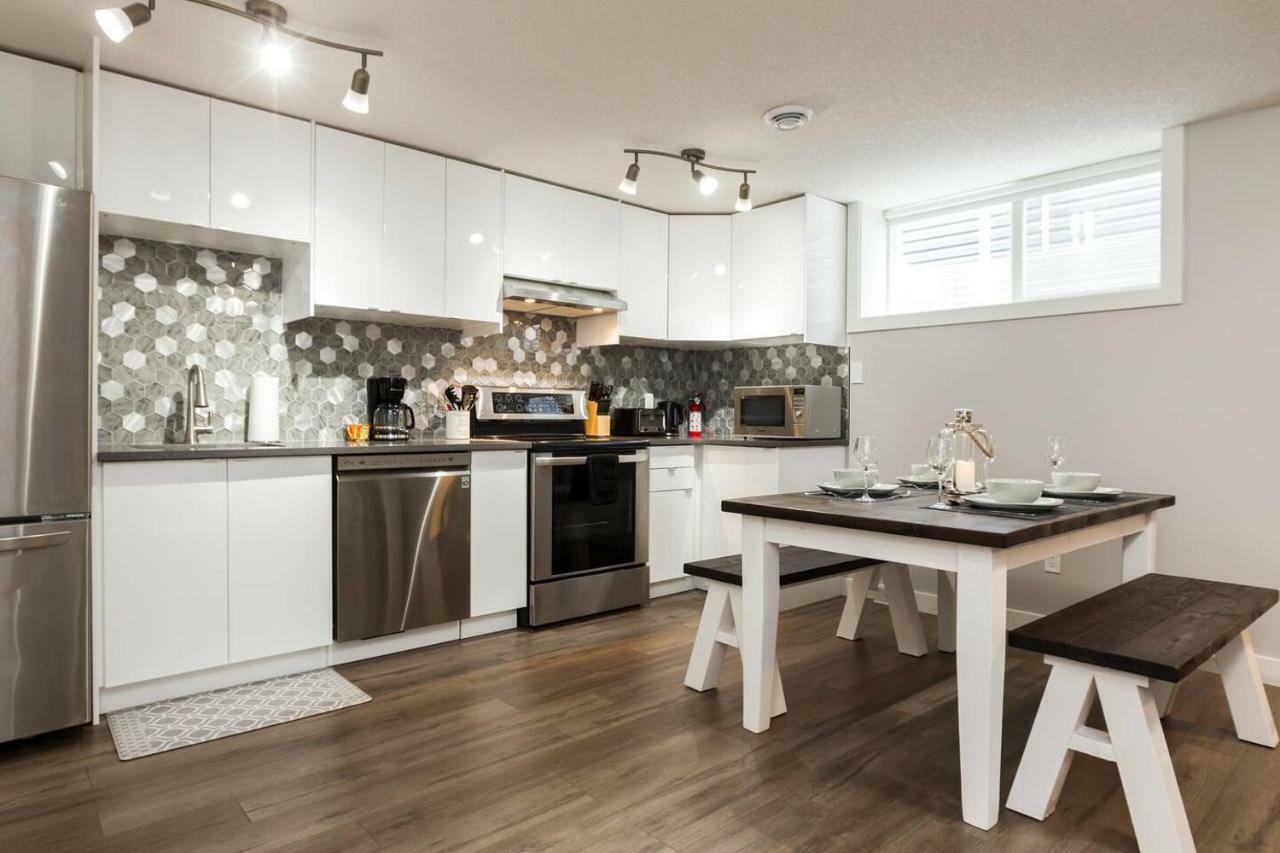 Modern Executive Suite I Complimentary Netflix & Parking! إيدمونتون المظهر الخارجي الصورة