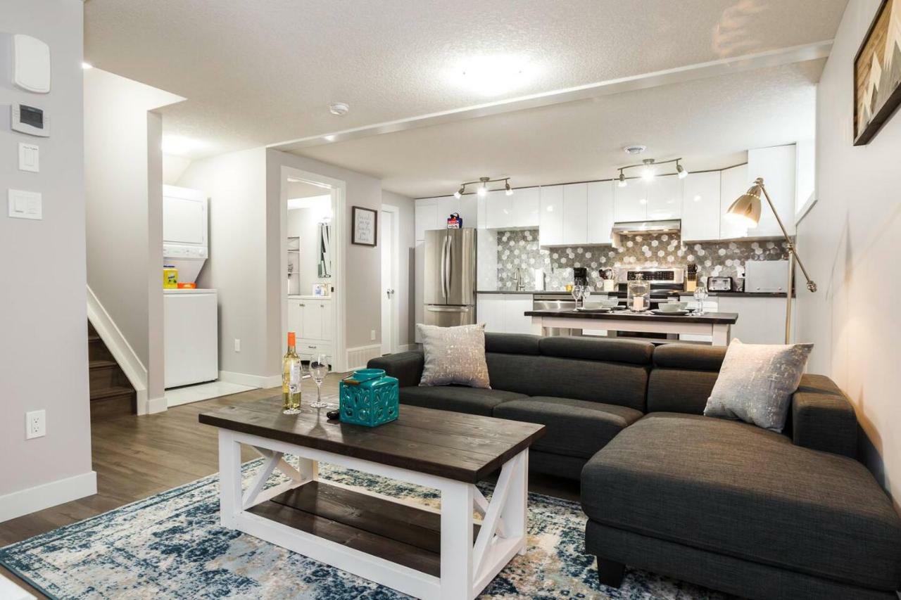 Modern Executive Suite I Complimentary Netflix & Parking! إيدمونتون المظهر الخارجي الصورة