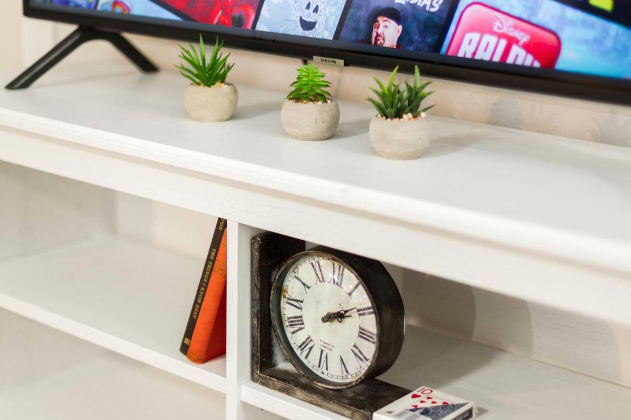 Modern Executive Suite I Complimentary Netflix & Parking! إيدمونتون المظهر الخارجي الصورة