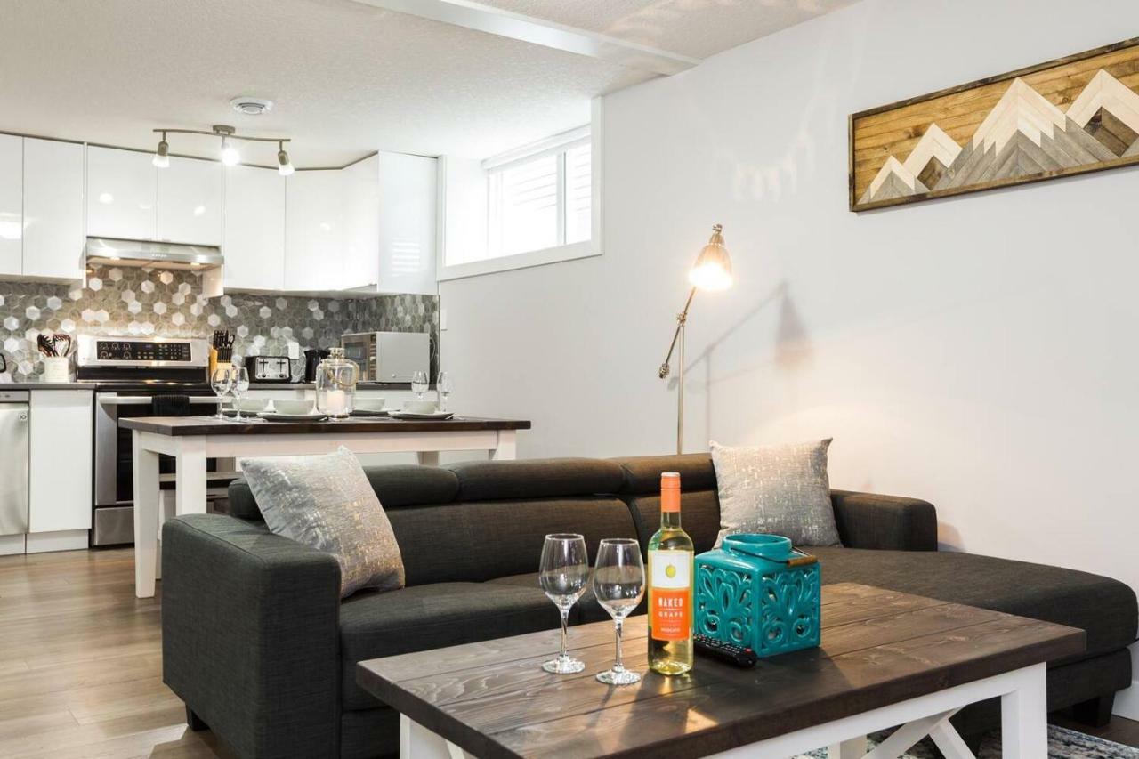 Modern Executive Suite I Complimentary Netflix & Parking! إيدمونتون المظهر الخارجي الصورة