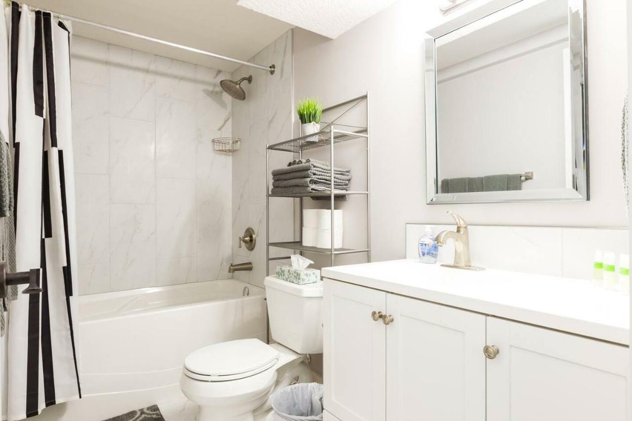 Modern Executive Suite I Complimentary Netflix & Parking! إيدمونتون المظهر الخارجي الصورة