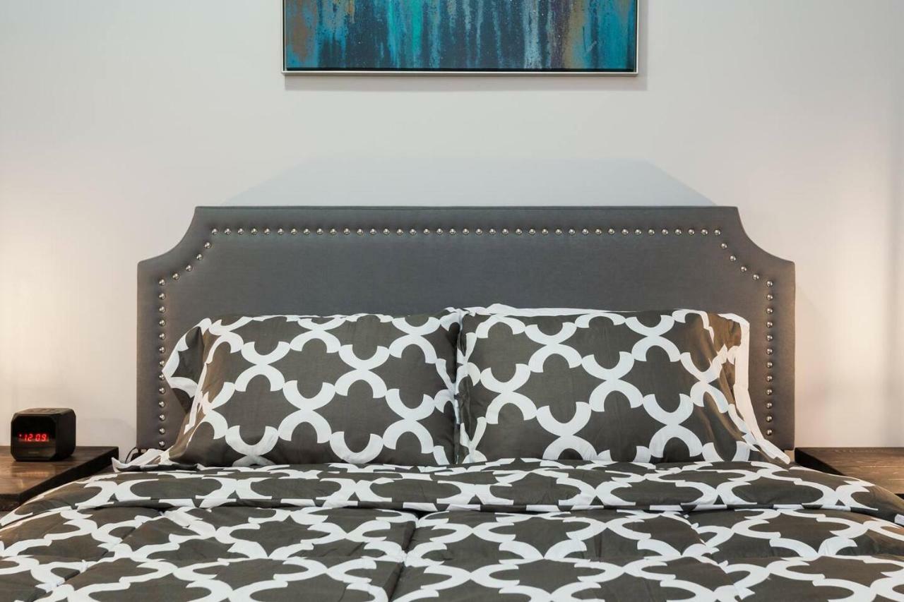 Modern Executive Suite I Complimentary Netflix & Parking! إيدمونتون المظهر الخارجي الصورة