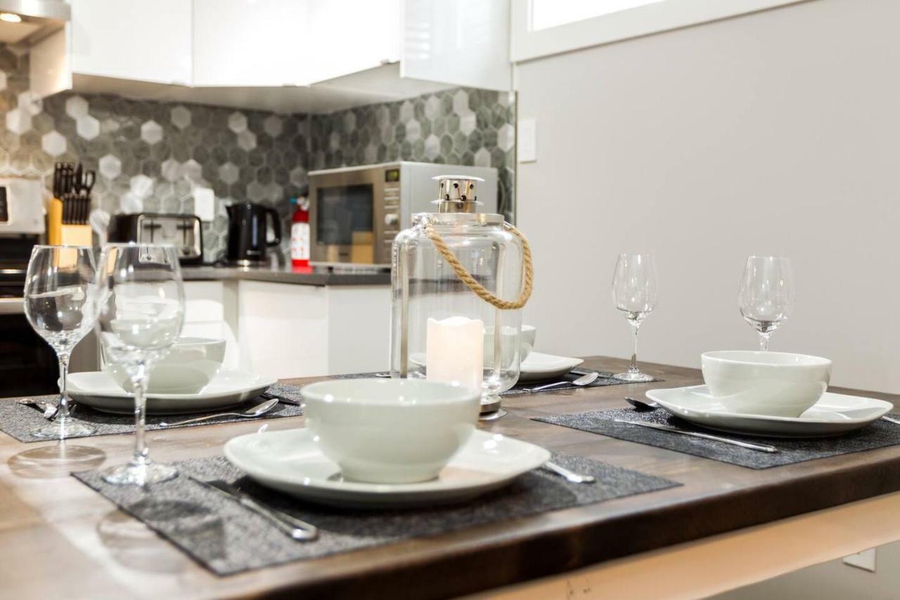 Modern Executive Suite I Complimentary Netflix & Parking! إيدمونتون المظهر الخارجي الصورة