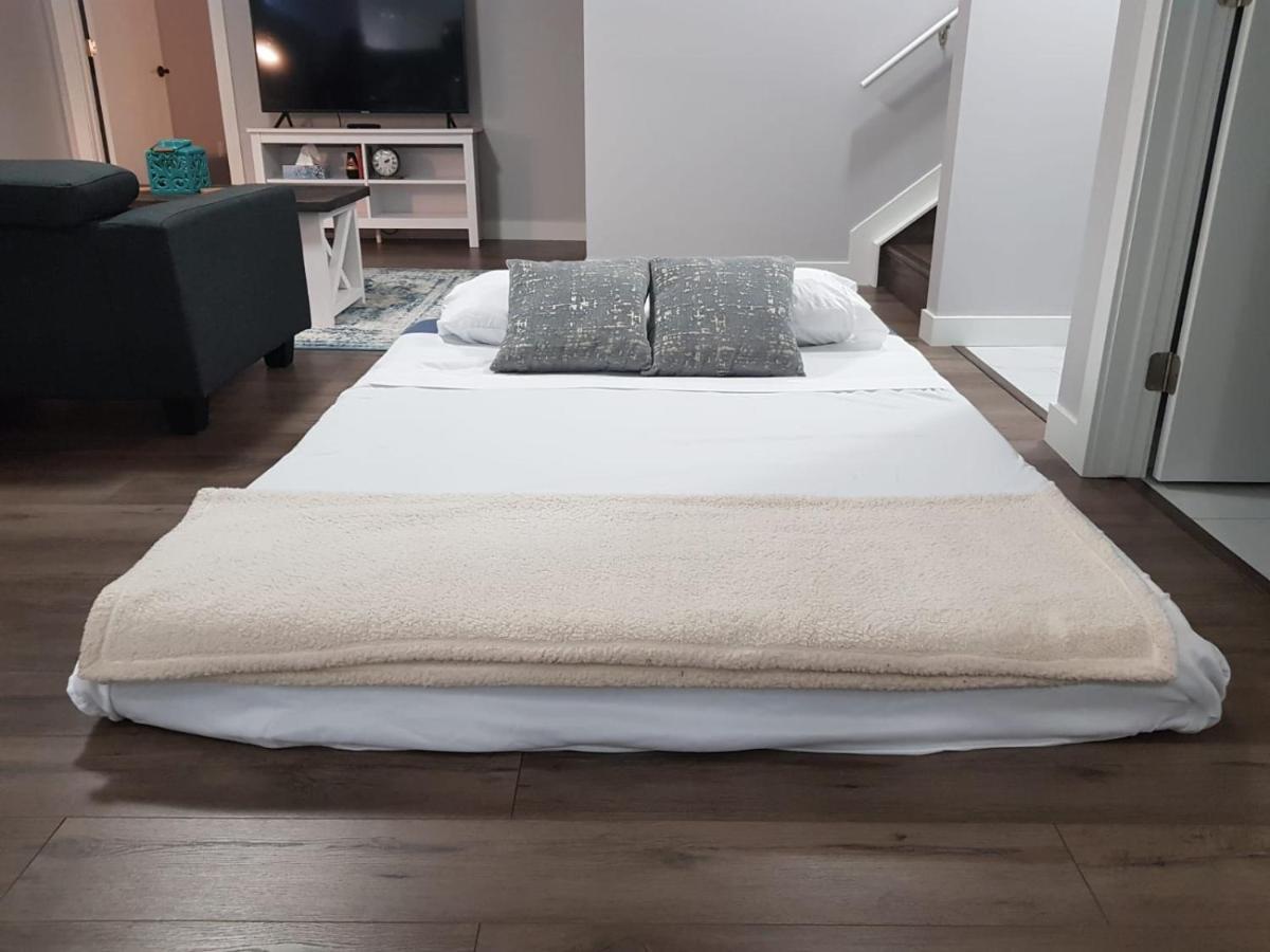 Modern Executive Suite I Complimentary Netflix & Parking! إيدمونتون المظهر الخارجي الصورة